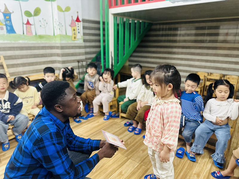 Phương pháp giáo dục Montessori – Lợi ích & Ứng dụng trong mầm non