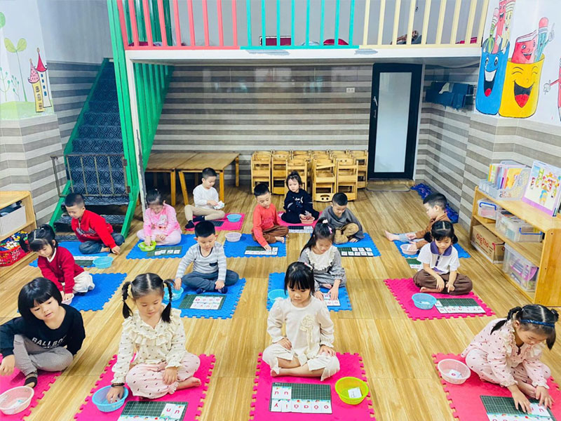 Phương pháp giáo dục Montessori – Lợi ích & Ứng dụng trong mầm non